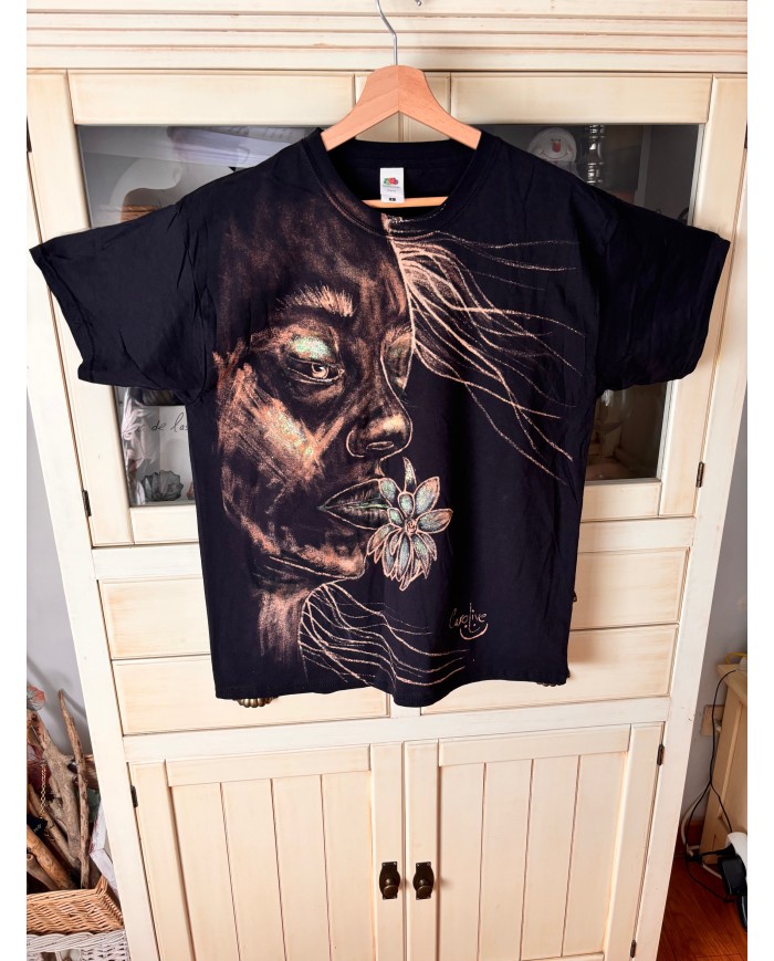 CAMISETA PINTADA  A MANO pintada con lejía diluida