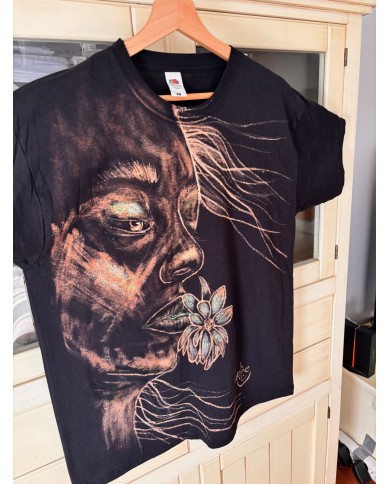CAMISETA PINTADA  A MANO pintada con lejía diluida