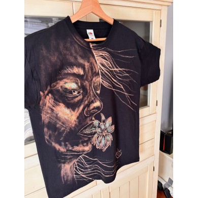 CAMISETA PINTADA  A MANO pintada con lejía diluida
