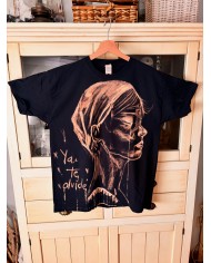 CAMISETA PINTADA A MANO con lejía diluida