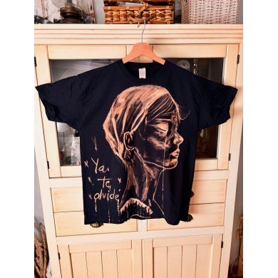 CAMISETA PINTADA A MANO con lejía diluida