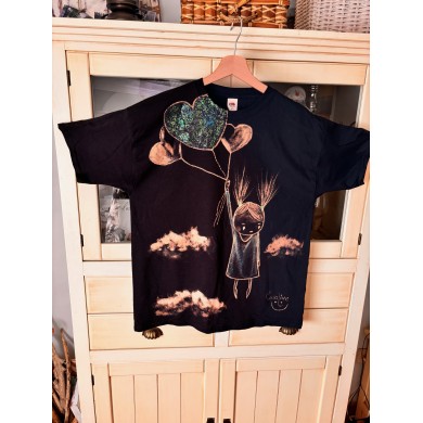 CAMISETA PINTADA A MANO con lejía diluida