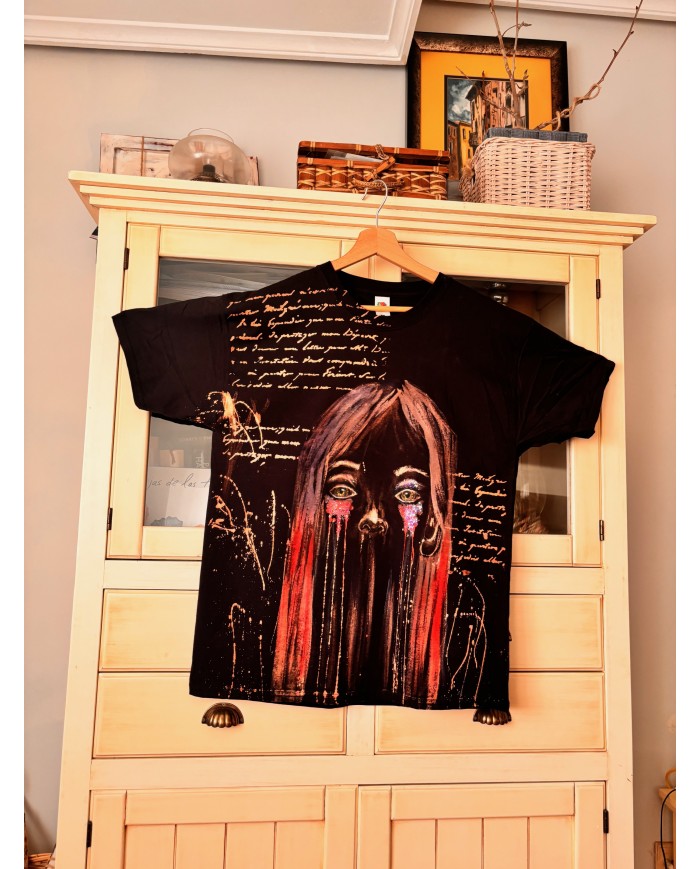 CAMISETA PINTADA A MANO con lejía diluida