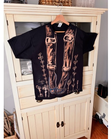 CAMISETA PINTADA A MANO con lejía diluida