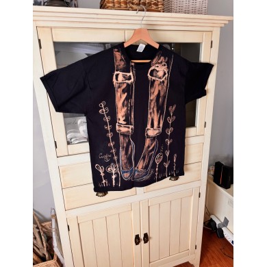 CAMISETA PINTADA A MANO con lejía diluida