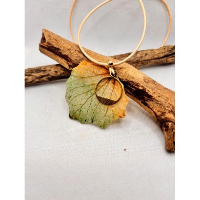 COLLAR ARTESANO  DE HOJA NATURAL ESQUELETIZADA