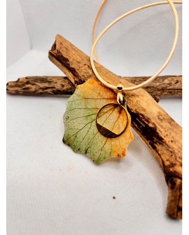 COLLAR ARTESANO  DE HOJA NATURAL ESQUELETIZADA