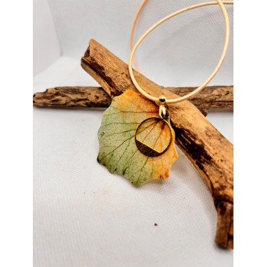 COLLAR ARTESANO  DE HOJA NATURAL ESQUELETIZADA