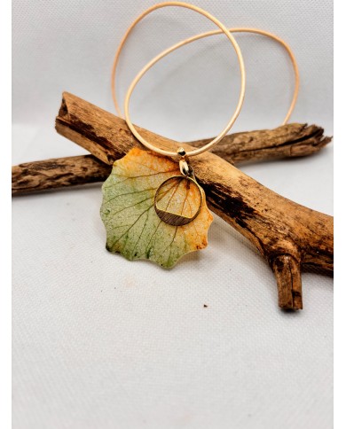 COLLAR ARTESANO  DE HOJA NATURAL ESQUELETIZADA