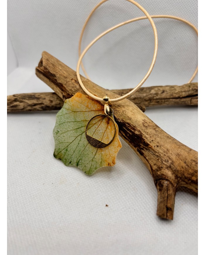 COLLAR ARTESANO  DE HOJA NATURAL ESQUELETIZADA