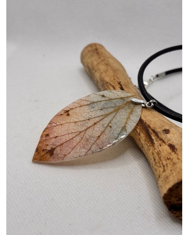 COLLAR ARTESANO DE HOJA  NATURAL ESQUELETIZADA