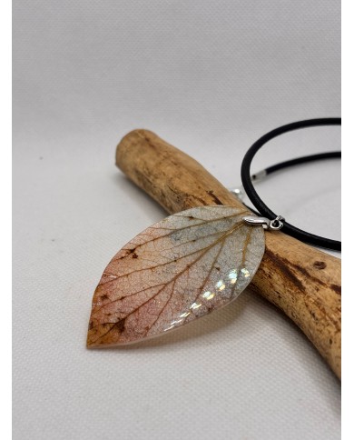 COLLAR ARTESANO DE HOJA  NATURAL ESQUELETIZADA