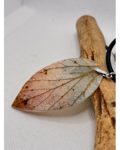 COLLAR ARTESANO DE HOJA  NATURAL ESQUELETIZADA