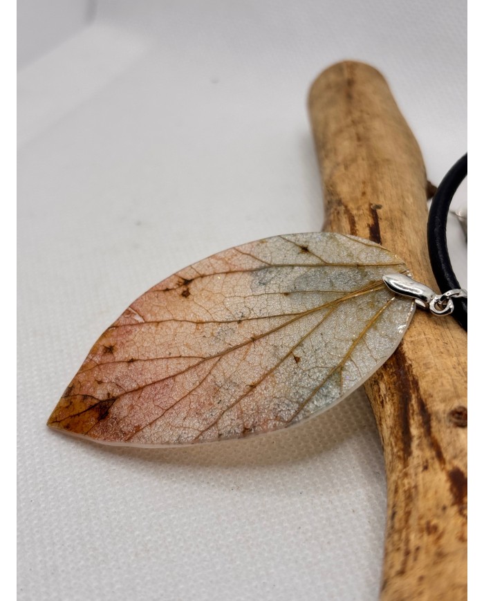 COLLAR ARTESANO DE HOJA  NATURAL ESQUELETIZADA