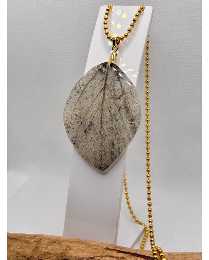 COLLAR ARTESANO DE HOJA NATURAL ESQUELETIZADA
