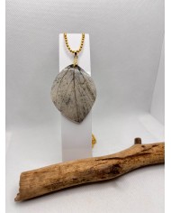 COLLAR ARTESANO DE HOJA NATURAL ESQUELETIZADA