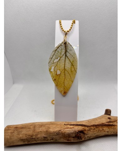 COLLAR ARTESANO DE HOJA NATURAL ESQUELETIZADA