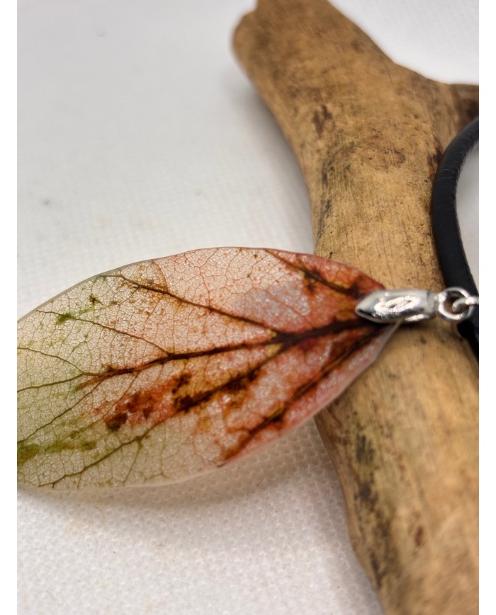 COLLAR ARTESANO de hoja natural esqueletizada