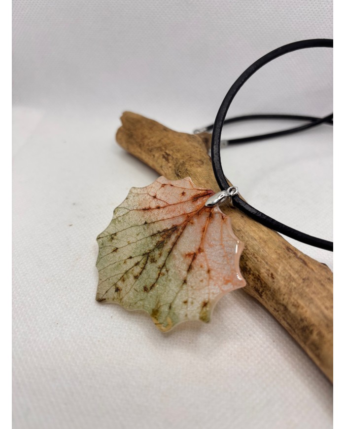 COLLAR ARTESANO de hoja natural esqueletizada