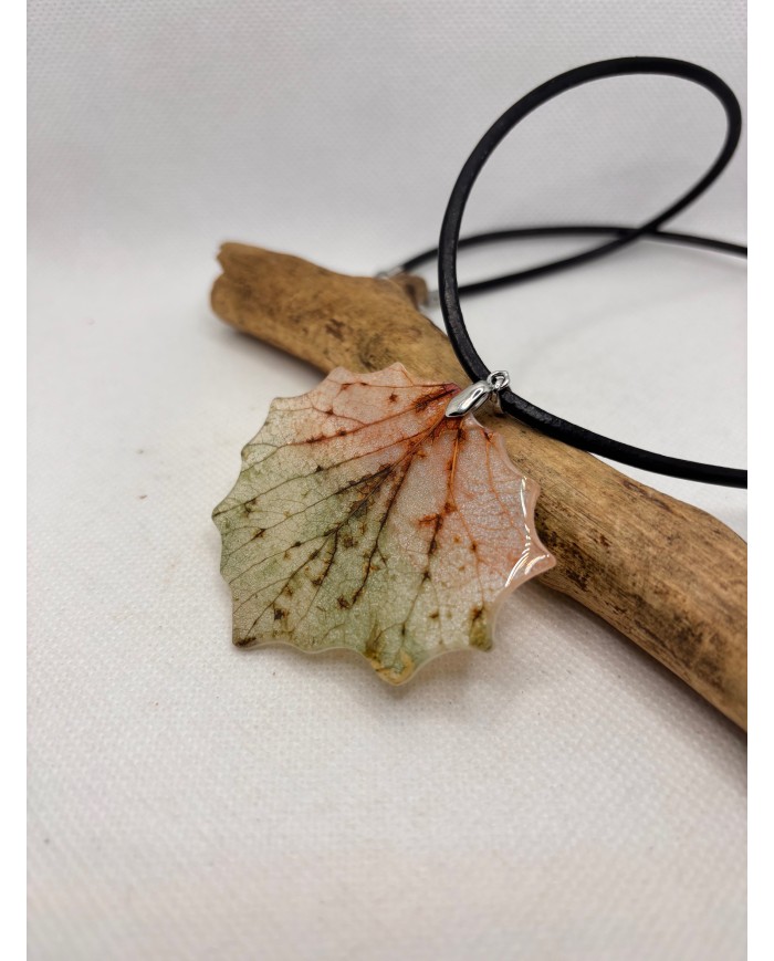 COLLAR ARTESANO de hoja natural esqueletizada