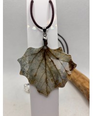 COLLAR ARTESANO DE HOJA NATURAL ESQUELETIZADA