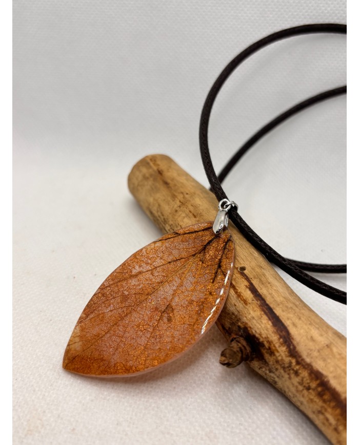 COLLAR artesano de hoja natural esqueletizada