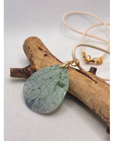 COLLAR ARTESANO DE HOJA NATURAL ESQUELETIZADA