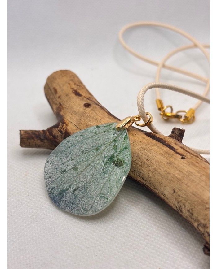 COLLAR ARTESANO DE HOJA NATURAL ESQUELETIZADA