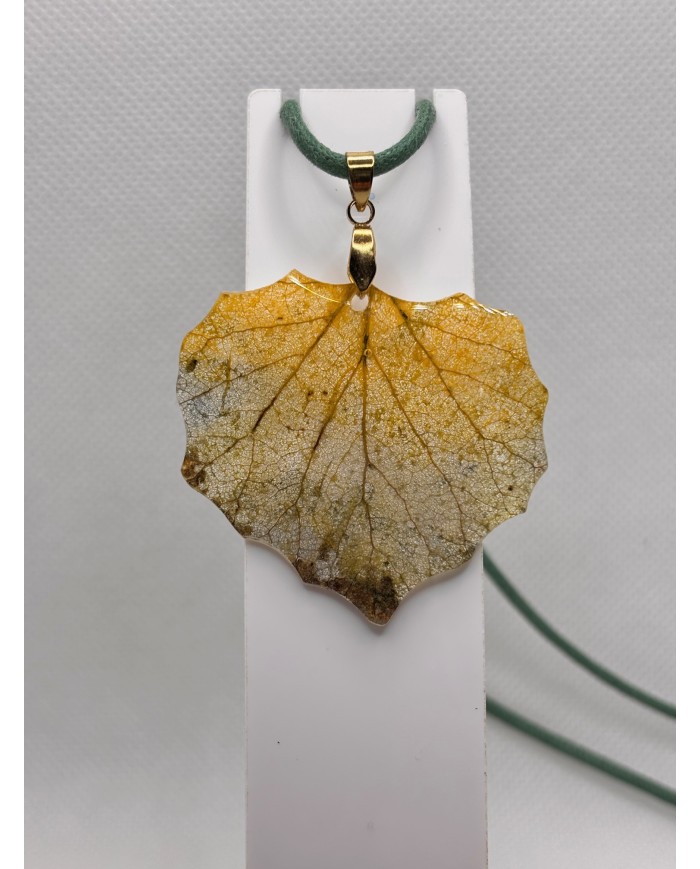 COLLAR ARTESANO DE HOJA NATURAL ESQUELETIZADA