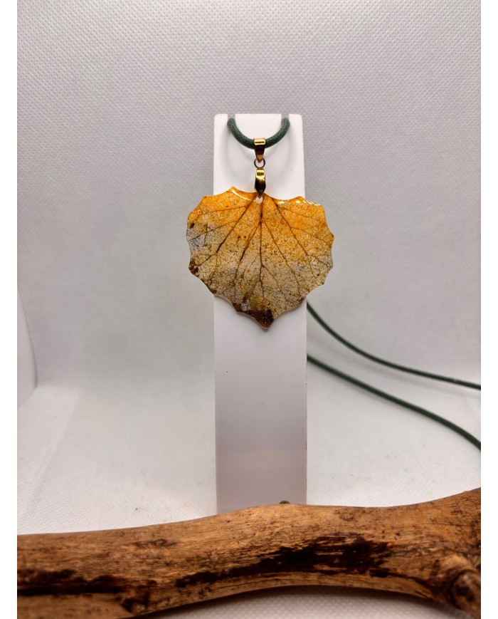 COLLAR ARTESANO DE HOJA NATURAL ESQUELETIZADA