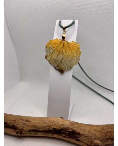 COLLAR ARTESANO DE HOJA NATURAL ESQUELETIZADA