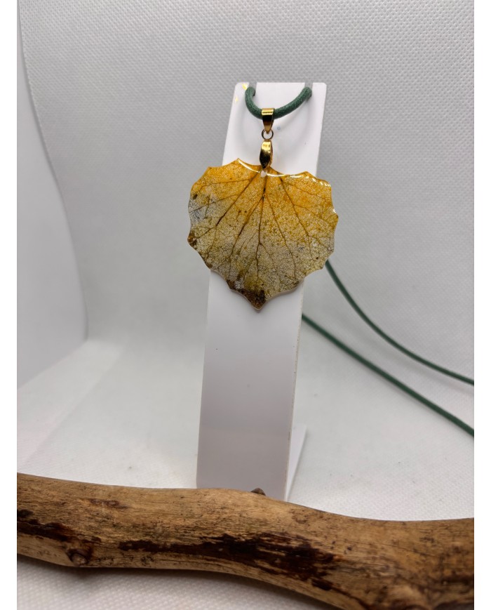 COLLAR ARTESANO DE HOJA NATURAL ESQUELETIZADA