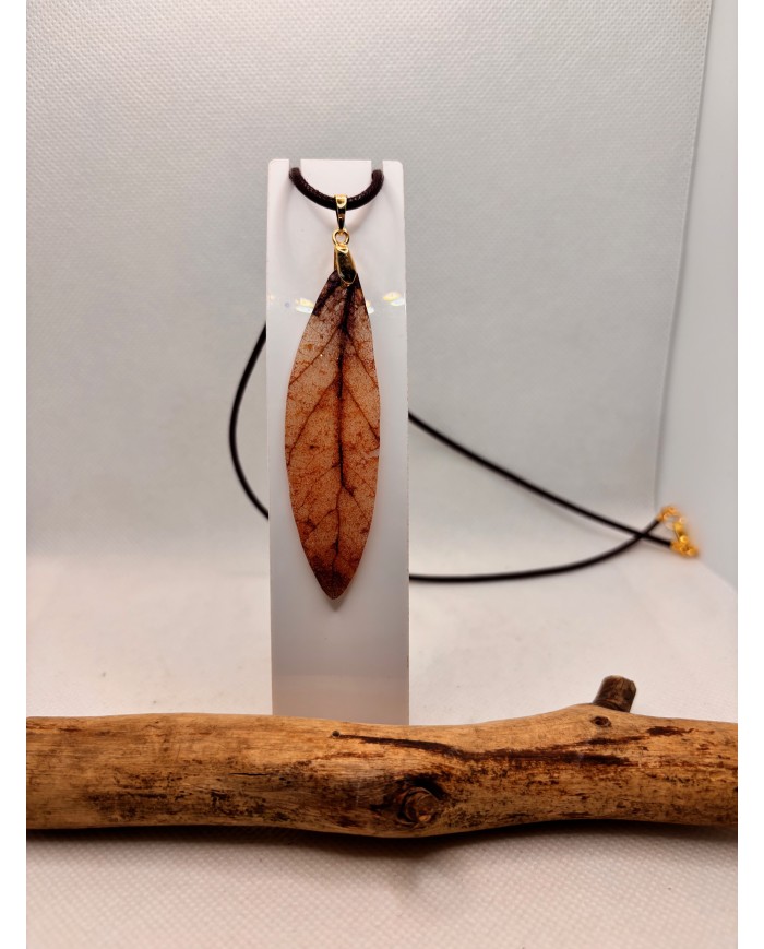 COLLAR ARTESANO DE HOJA NATURAL ESQUELETIZADA