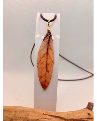 COLLAR ARTESANO DE HOJA NATURAL ESQUELETIZADA