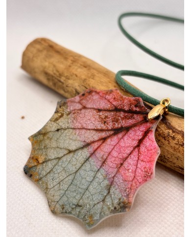COLLAR ARTESANO DE HOJA NATURAL ESQUELETIZADA
