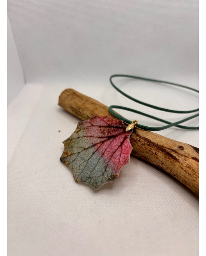 COLLAR ARTESANO DE HOJA NATURAL ESQUELETIZADA