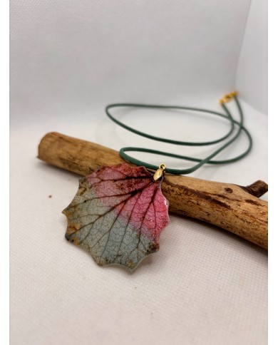 COLLAR ARTESANO DE HOJA NATURAL ESQUELETIZADA