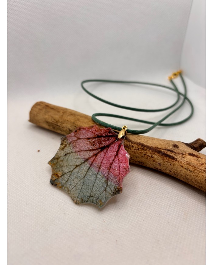 COLLAR ARTESANO DE HOJA NATURAL ESQUELETIZADA