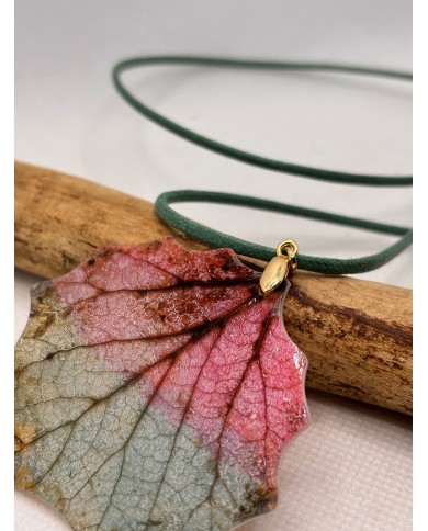 COLLAR ARTESANO DE HOJA NATURAL ESQUELETIZADA