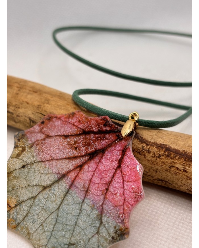 COLLAR ARTESANO DE HOJA NATURAL ESQUELETIZADA