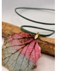 COLLAR ARTESANO DE HOJA NATURAL ESQUELETIZADA