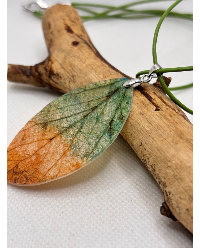 COLLAR artesano de hoja natural esqueletizada