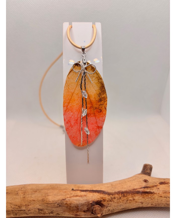 COLLAR  ARTESANO DE HOJA NATURAL ESQUELETIZADA