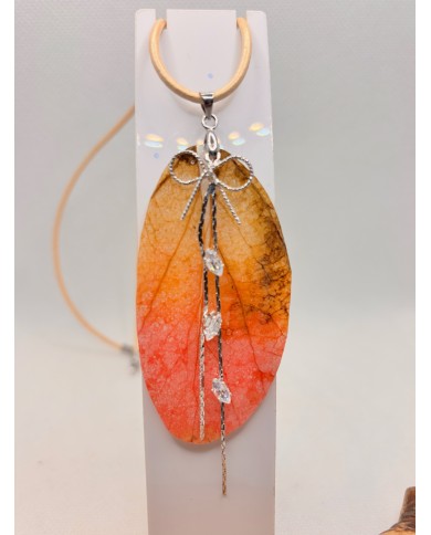 COLLAR  ARTESANO DE HOJA NATURAL ESQUELETIZADA