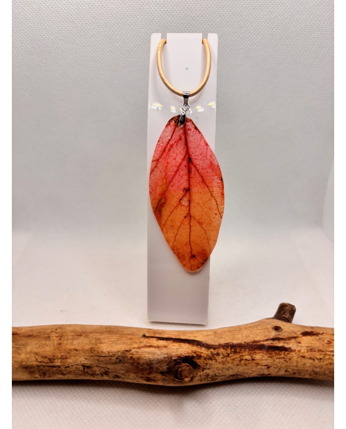 COLLAR ARTESANO DE HOJA NATURAL ESQUELETIZADA