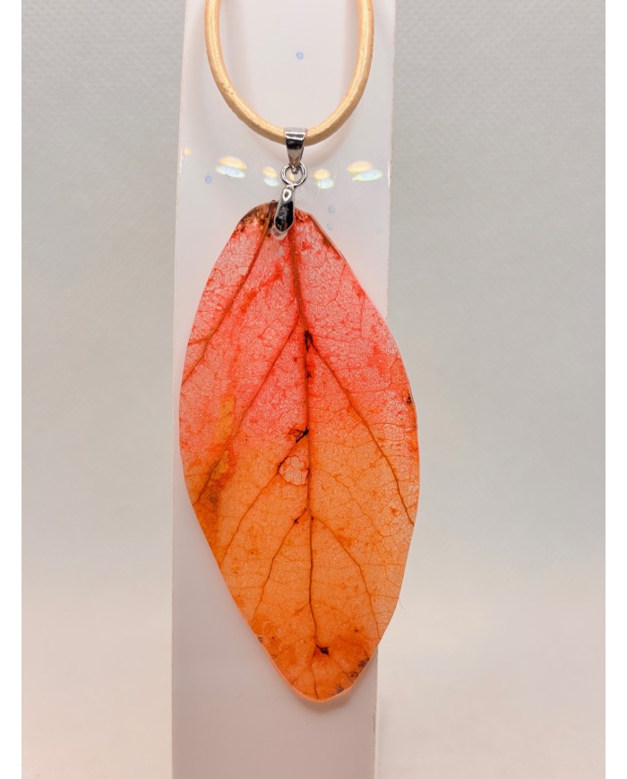 COLLAR ARTESANO DE HOJA NATURAL ESQUELETIZADA