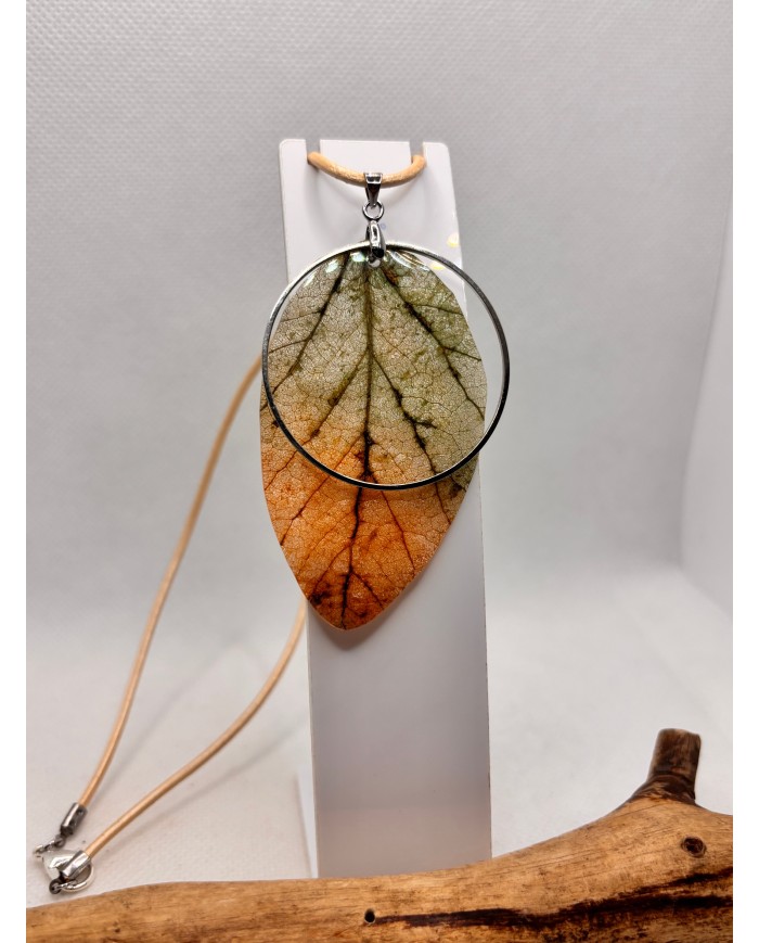 COLLAR ARTESANO DE HOJA NATURAL ESQUELETIZADA