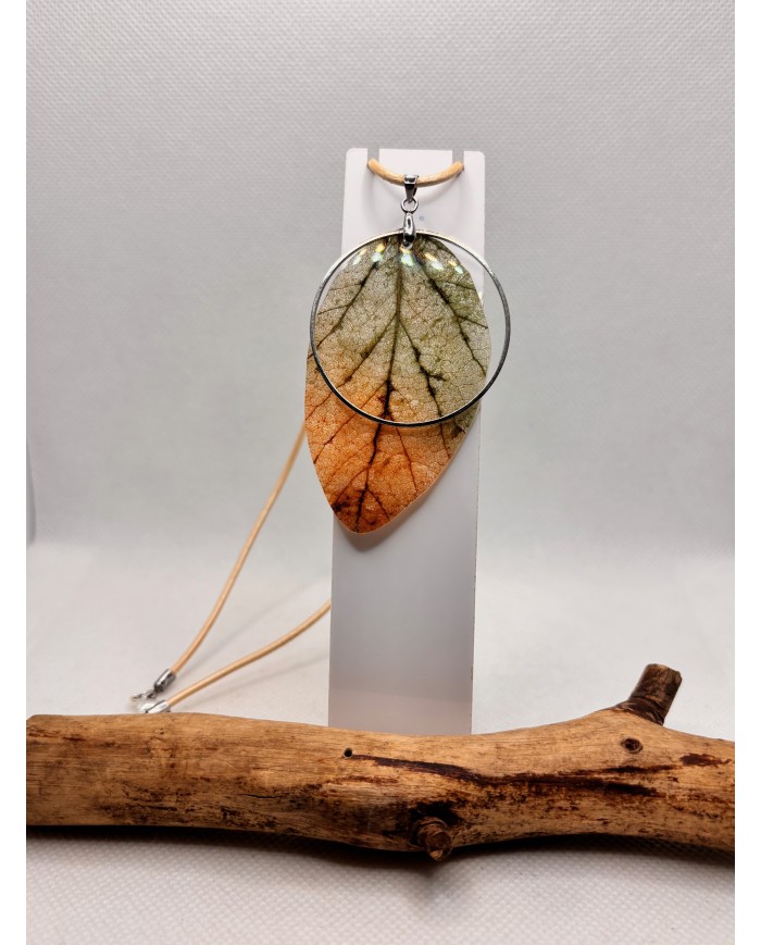 COLLAR ARTESANO DE HOJA NATURAL ESQUELETIZADA