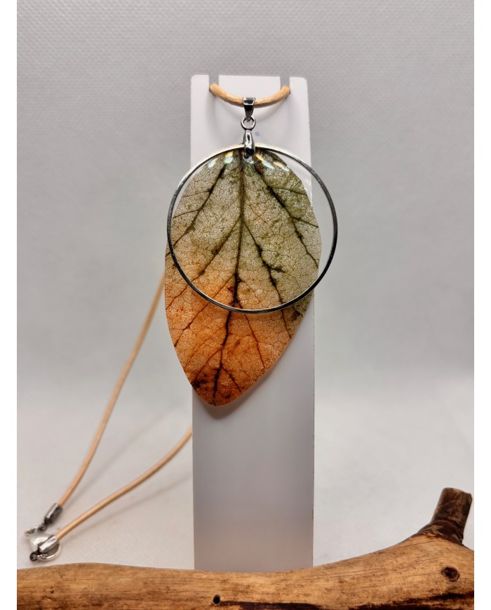COLLAR ARTESANO DE HOJA NATURAL ESQUELETIZADA