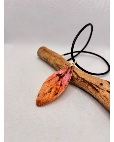 COLLAR ARTESANO DE HOJA NATURAL ESQUELETIZADA